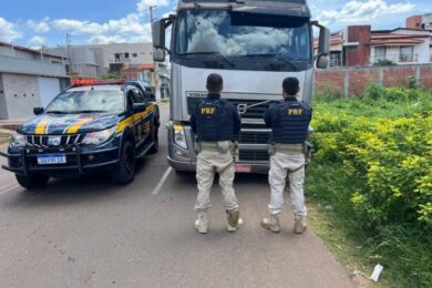 PRF recupera caminhão roubado durante fiscalização em Picos
