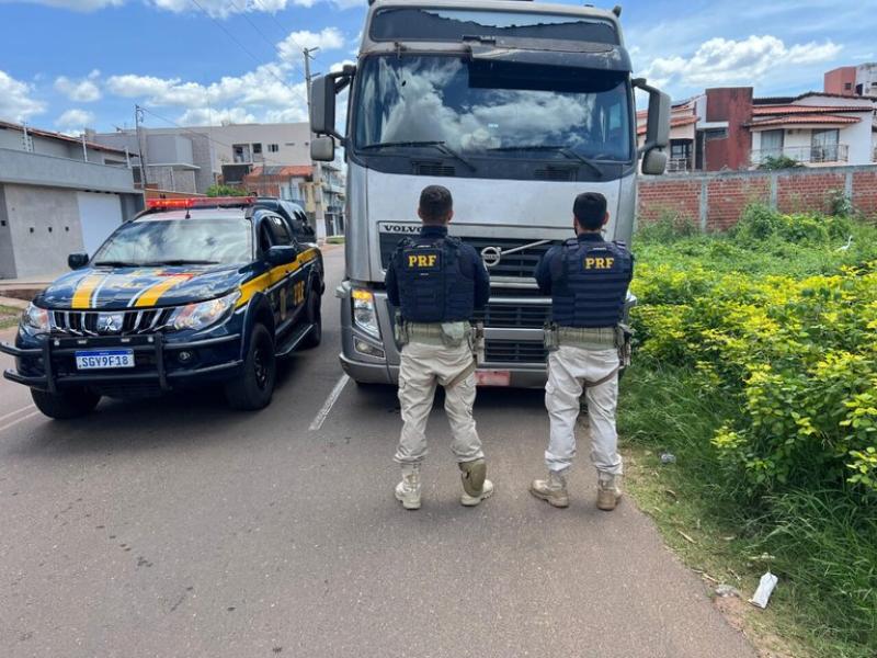 PRF recupera caminhão roubado durante fiscalização em Picos