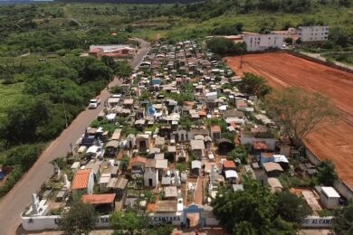 Prefeitura de Picos limpa cemitérios para visitas do Dia das Mães