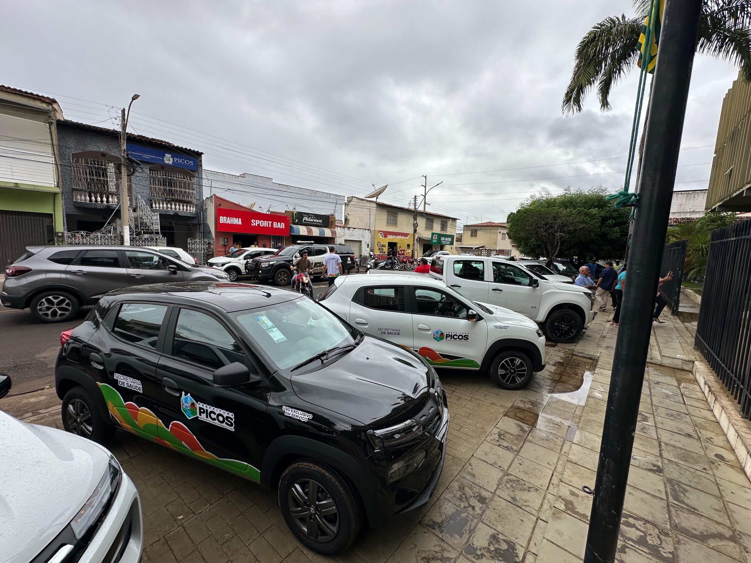 Prefeitura de Picos entrega novos veículos para reforçar atendimento na saúde pública
