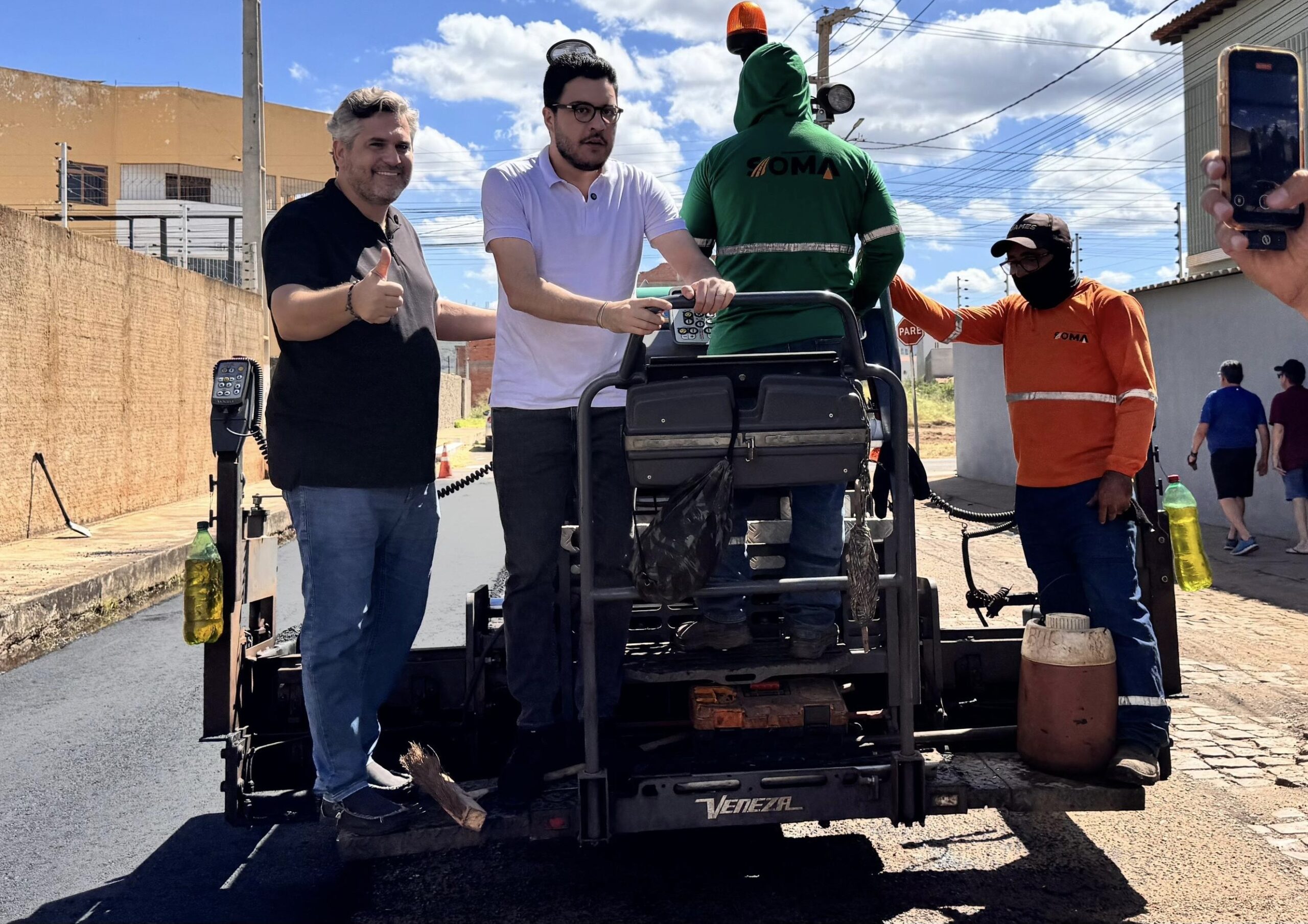 Prefeito Pablo Santos inicia asfaltamento de ruas de Picos