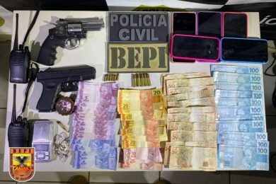 Mulher é presa com armas, munições e dinheiro em Picos