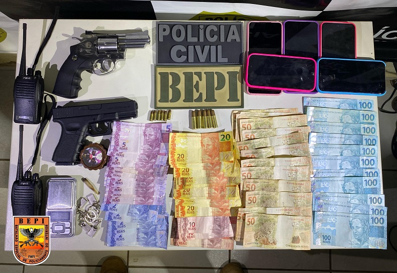 Mulher é presa com armas, munições e dinheiro em Picos