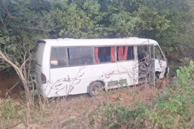Micro-ônibus com estudantes tomba em curva entre Santa Cruz do Piauí e Paquetá