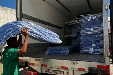 Educação de Picos entrega colchões para escolas de tempo integral
