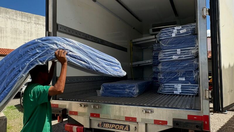 Educação de Picos entrega colchões para escolas de tempo integral