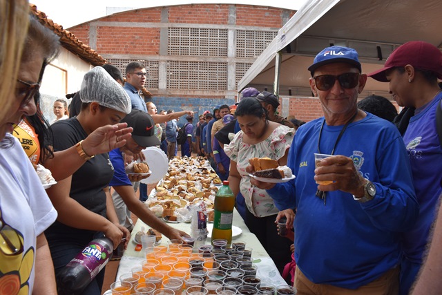 Prefeitura de Picos homenageia garis com café da manhã e música ao vivo
