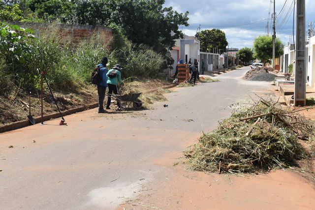 Serviços Públicos realiza limpeza na Rua Santo Agostinho