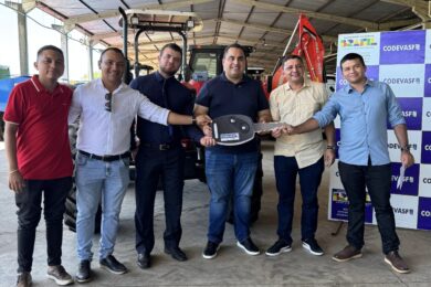 Aroeiras do Itaim recebe trator agrícola, casa de mel e 157 colmeias para fortalecer agricultura e apicultura local