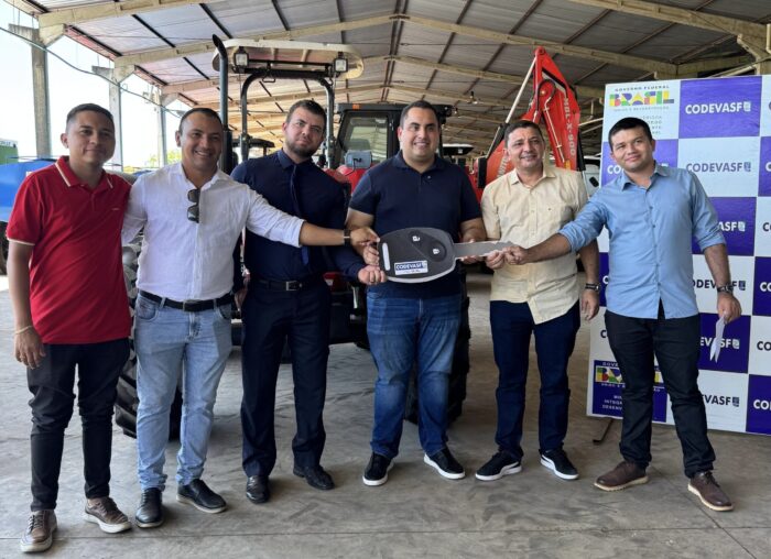 Aroeiras do Itaim recebe trator agrícola, casa de mel e 157 colmeias para fortalecer agricultura e apicultura local