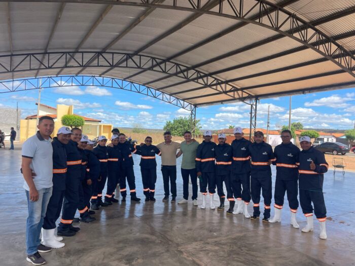 Profissionais da Limpeza Pública de Aroeiras do Itaim Recebem Novos Uniformes e EPIs