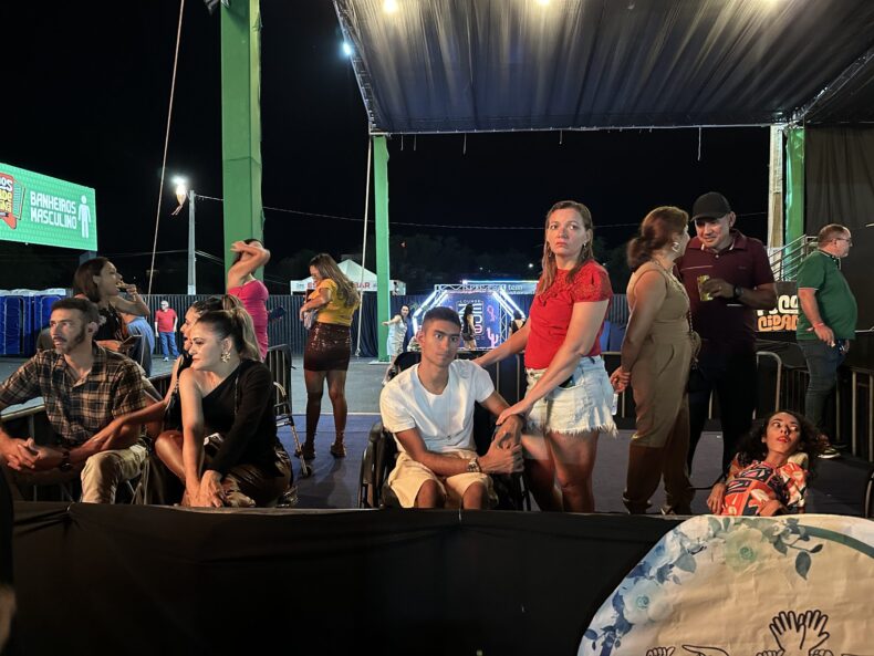 “Nunca vi isso na minha vida e aprovei demais”, diz mãe de jovem PCD sobre espaço para deficientes