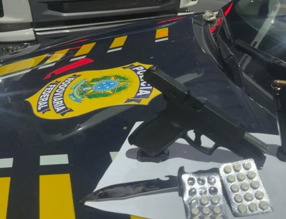 PRF apreende arma, munições e anfetaminas na BR-316