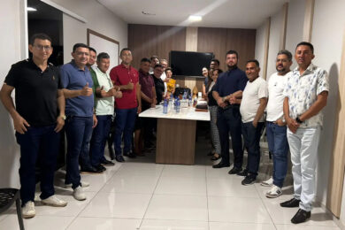 Prefeito de Aroeiras do Itaim, Marciano Macedo, promove reunião de alinhamento com secretários municipais