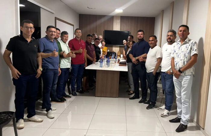 Prefeito de Aroeiras do Itaim, Marciano Macedo, promove reunião de alinhamento com secretários municipais