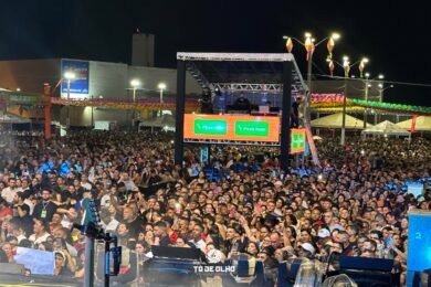 Simone Mendes arrasta multidão no terceiro dia do Picos Cidade Junina 2025; Veja fotos