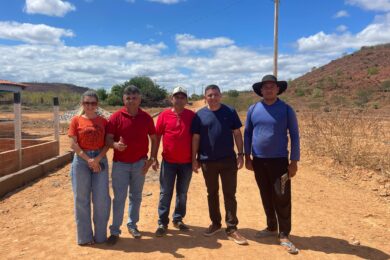 Prefeito Marciano Macêdo, vice e secretária visitam obras de calçamento na zona rural de Aroeiras do Itaim