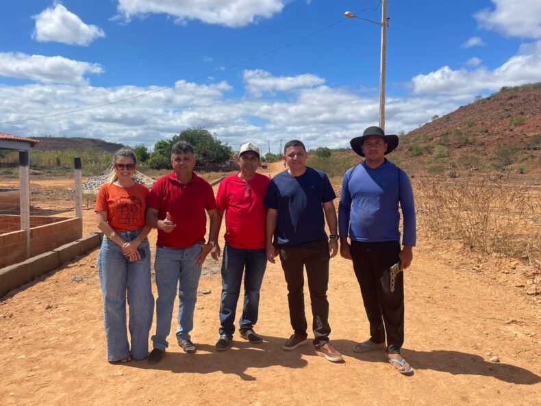 Prefeito Marciano Macêdo, vice e secretária visitam obras de calçamento na zona rural de Aroeiras do Itaim
