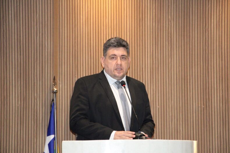 Vereador Hugo Victor solicita pavimentação asfáltica em bairros de Picos