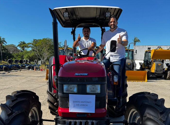 Santo Antônio de Lisboa recebe novo trator para fortalecer a agricultura familiar