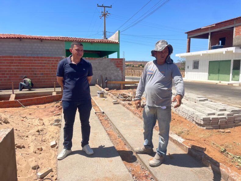 Prefeito Marciano Macedo acompanha obras em andamento na cidade de Aroeiras do Itaim