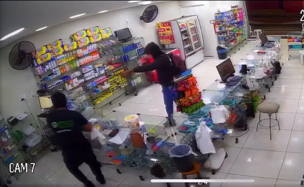 Roubo a mão armada é registrado em Farmácia na avenida Getúlio Vargas em Picos; Veja vídeo