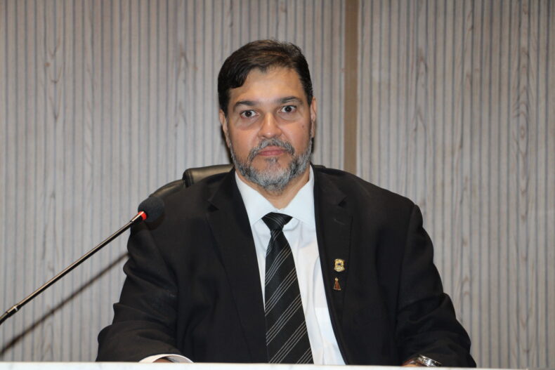 Vereador Rinaldinho solicita reconstrução de paredão no Bairro São Vicente para garantir segurança de moradores