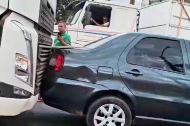 Engavetamento com carreta e mais três veículos é registrado no balão da Bomba, em Picos