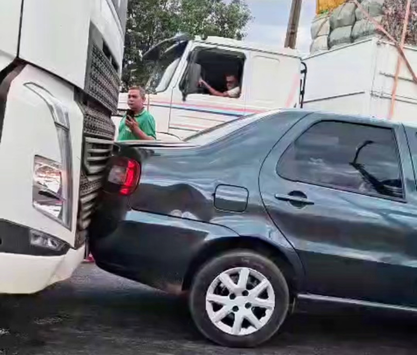Engavetamento com carreta e mais três veículos é registrado no balão da Bomba, em Picos