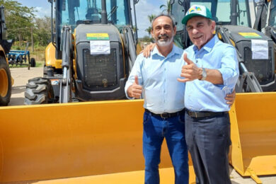 Prefeito Erivaldo Lopes recebe retroescavadeira para impulsionar o desenvolvimento de Santo Antônio de Lisboa