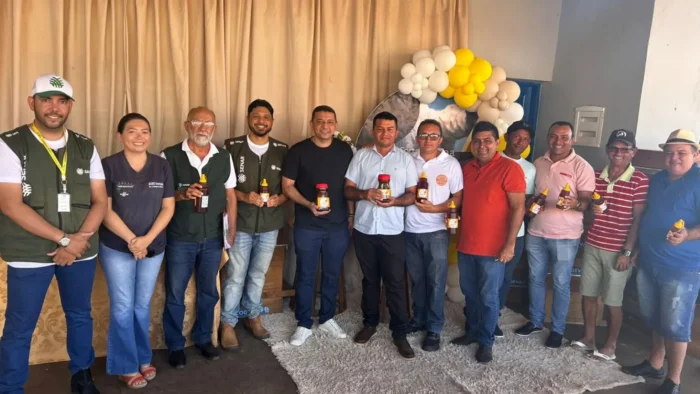 Prefeitura de Aroeiras do Itaim realiza entrega de colmeias a apicultores locais em parceria com a Codevasf