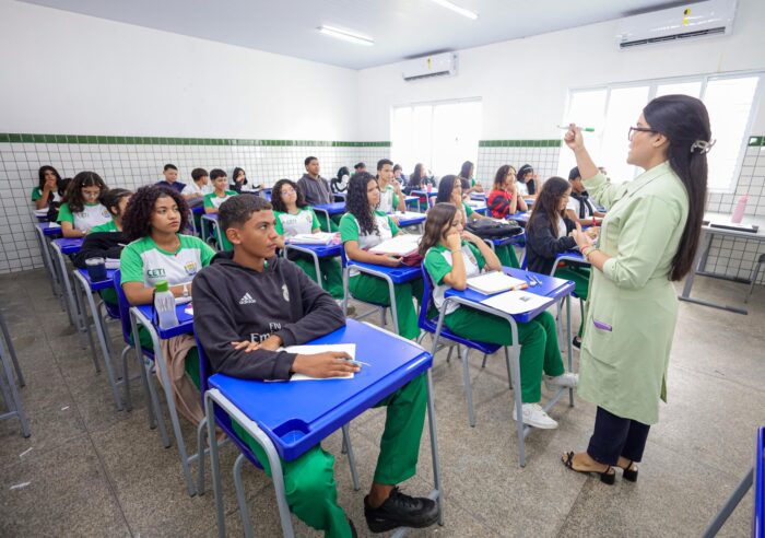 Secretaria de Educação lança edital para seletivo; salário de até R$ 3,7 mil