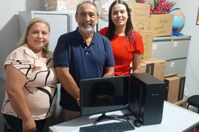 Prefeito Erivaldo Lopes entrega novos computadores para fortalecer a educação municipal em Santo Antônio de Lisboa