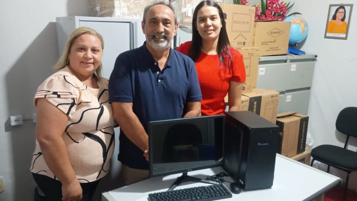 Prefeito Erivaldo Lopes entrega novos computadores para fortalecer a educação municipal em Santo Antônio de Lisboa