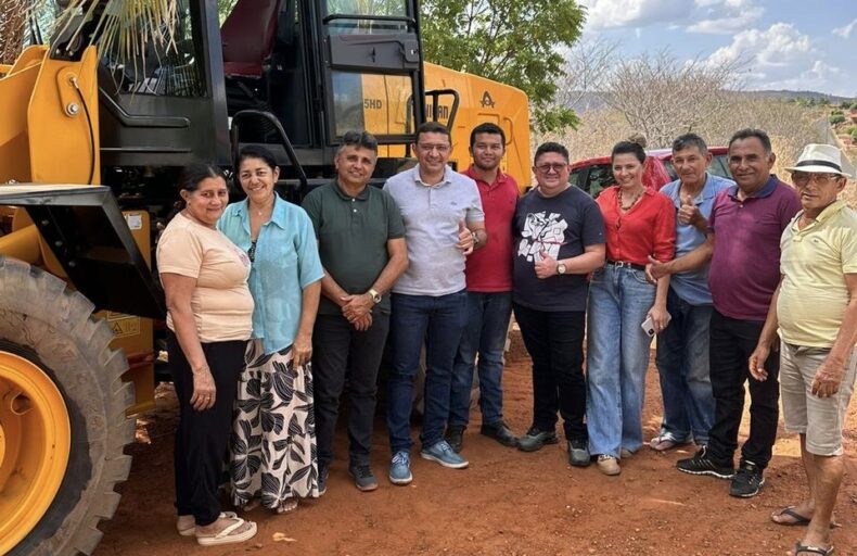 Aroeiras do Itaim recebe máquina carregadeira para fortalecer os serviços públicos