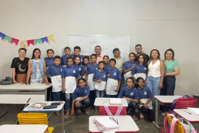 Prefeito Marciano Macêdo inicia entrega de uniformes para alunos da rede municipal de Aroeiras do Itaim