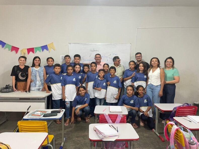 Prefeito Marciano Macêdo inicia entrega de uniformes para alunos da rede municipal de Aroeiras do Itaim