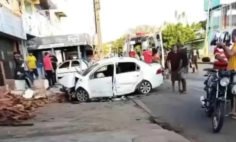 Carro desgovernado colide com imóvel em Picos
