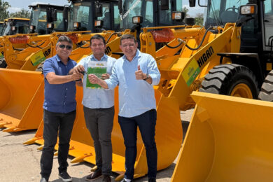 Prefeito Marciano Macêdo recebe nova máquina carregadeira para Aroeiras do Itaim