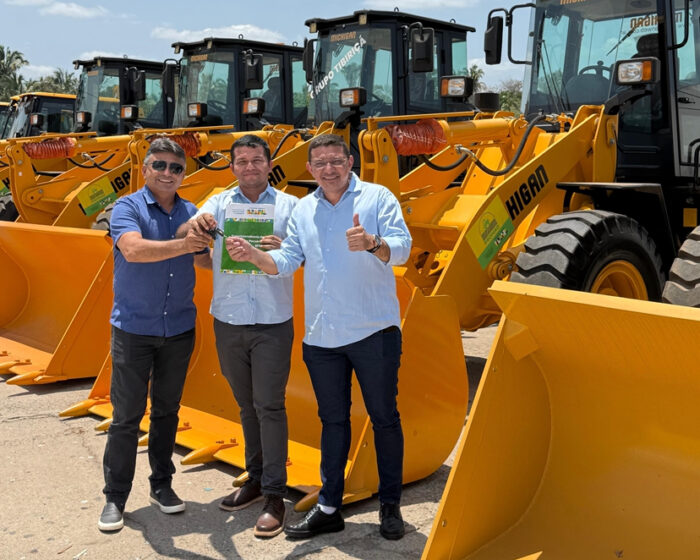 Prefeito Marciano Macêdo recebe nova máquina carregadeira para Aroeiras do Itaim