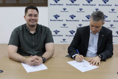 Prefeito Dr. Abimael Lima recebe doação de cerca de R$100 mil em equipamentos eletrônicos da Receita Federal