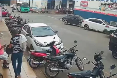 Câmera registra furto de motocicleta no centro de Picos