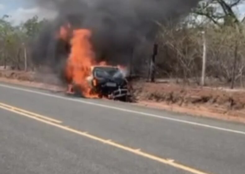 Carro é destruído por incêndio e corpo é encontrado carbonizado em estrada de Ipiranga do Piauí