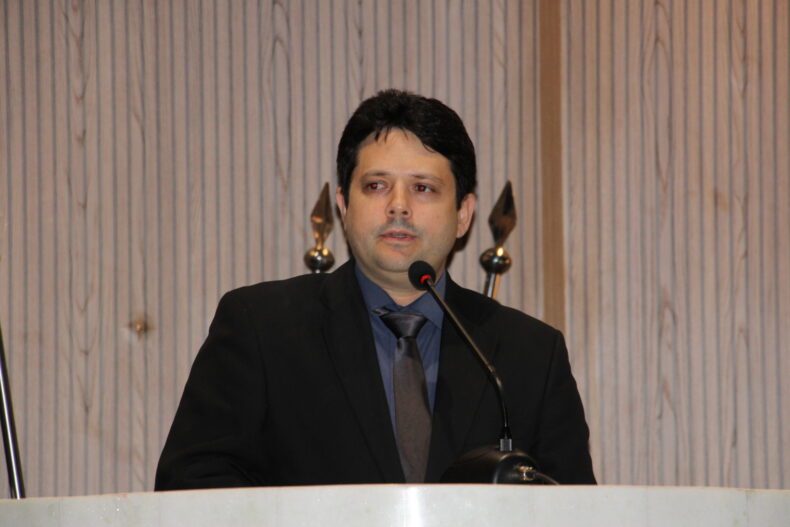 Eriberto Barros pede melhorias em ruas de Picos e solução para falta d’água no bairro Pantanal