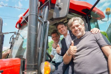 Severo Eulálio participa da entrega de trator para Picos