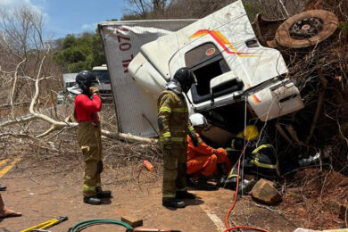 Caminhão tomba e deixa mãe e filha presas às ferragens