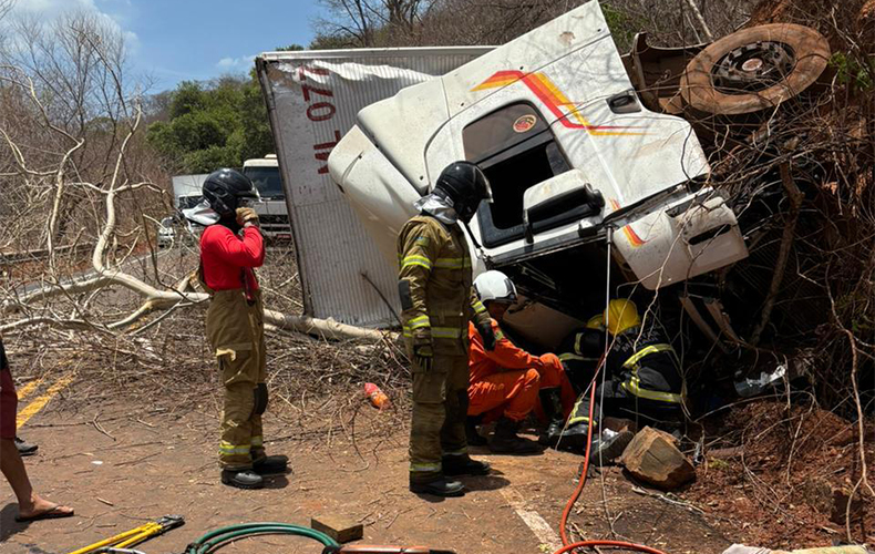 Caminhão tomba e deixa mãe e filha presas às ferragens