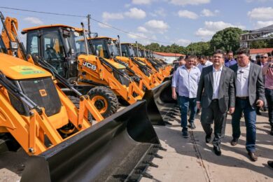 Governador entrega máquinas agrícolas para municípios