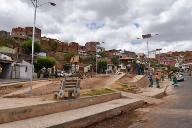 Prefeitura implanta iluminação com energia solar e realiza mutirão de limpeza na Praça do Paroquial