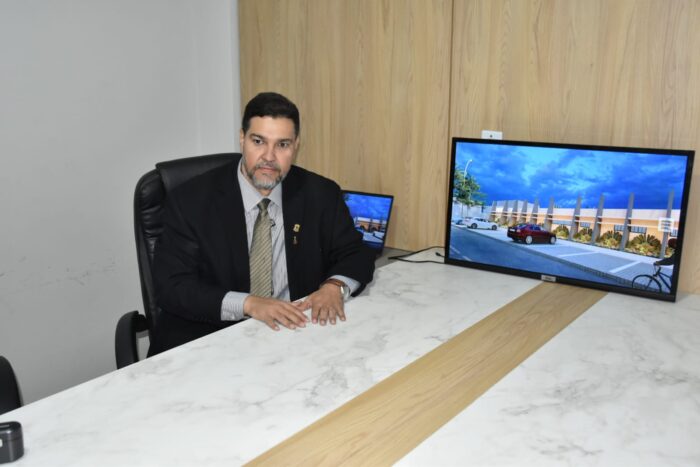 Rinaldinho apresenta projeto de reconstrução da Câmara